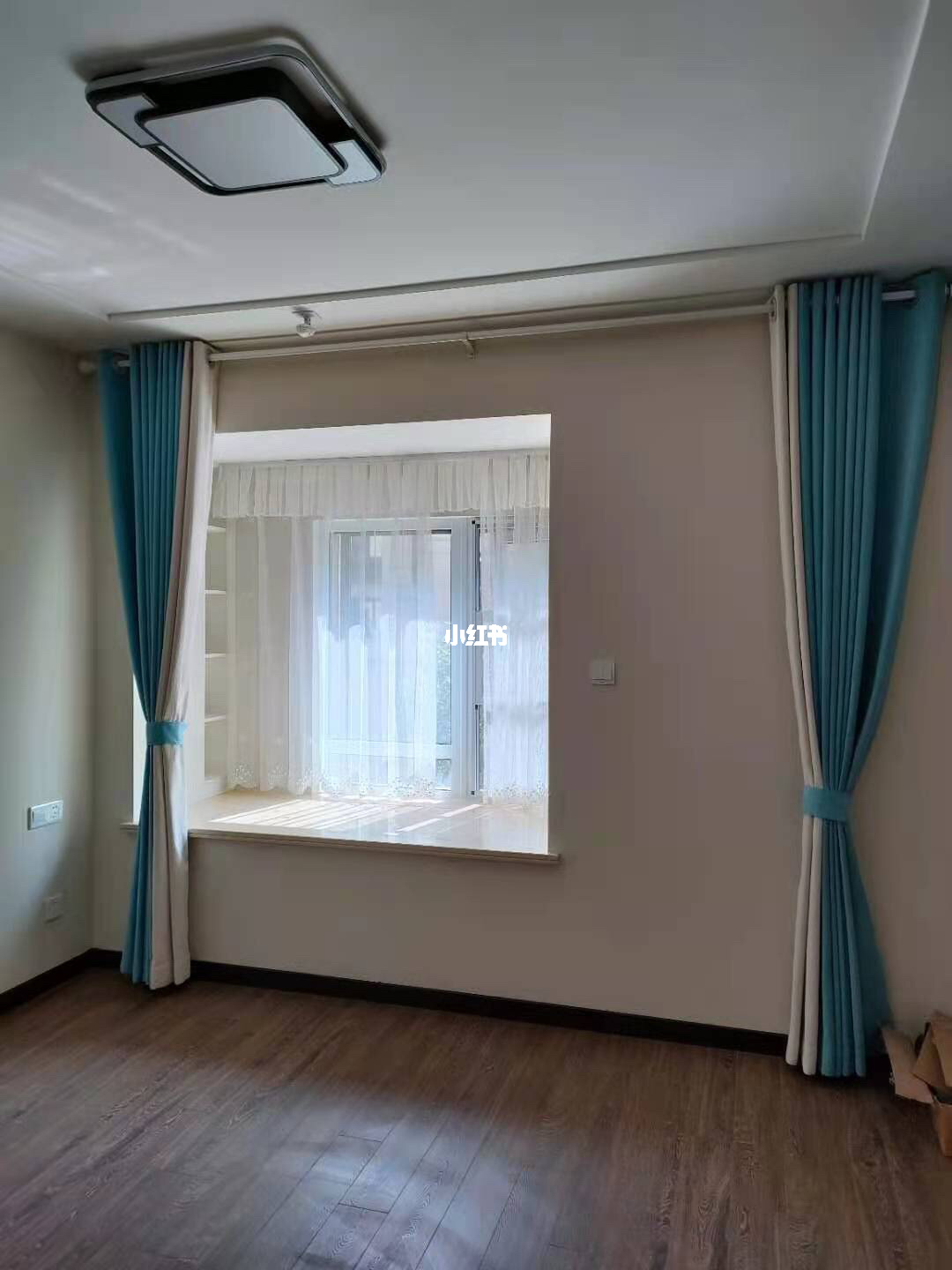 卧室飘窗窗帘的标准高度是多少_卧室飘窗帘的用途_