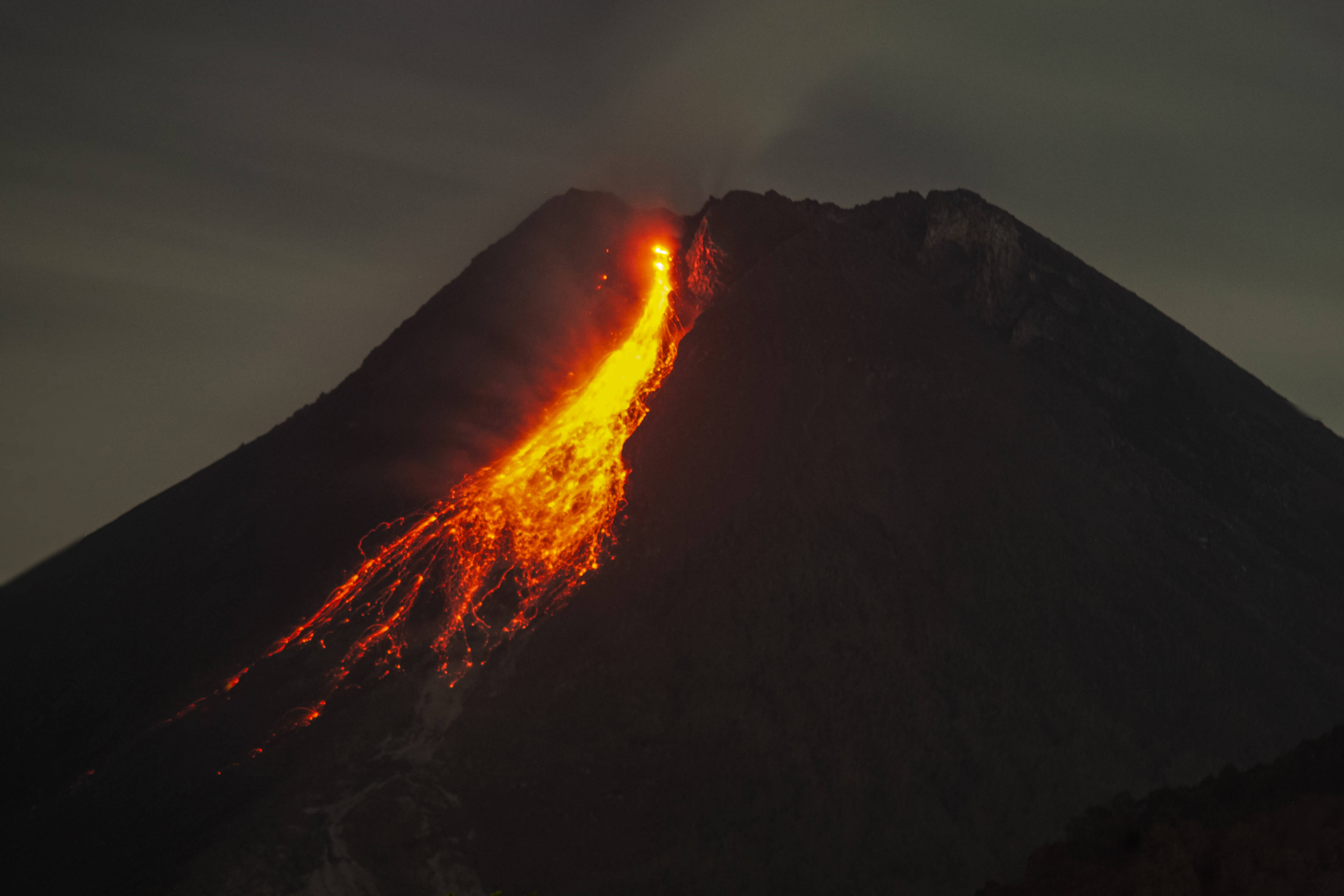 _默拉皮火山位于哪里_默拉皮火山2019年喷发