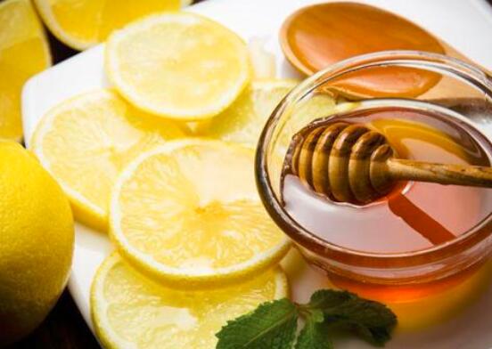 柠檬蜂蜜水正确喝法__柠檬蜂蜜水喝法