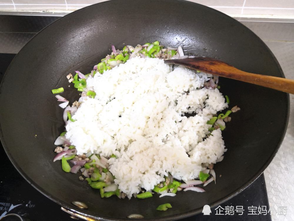 好吃剩米饭变得简单的说说__剩米饭懒人做法